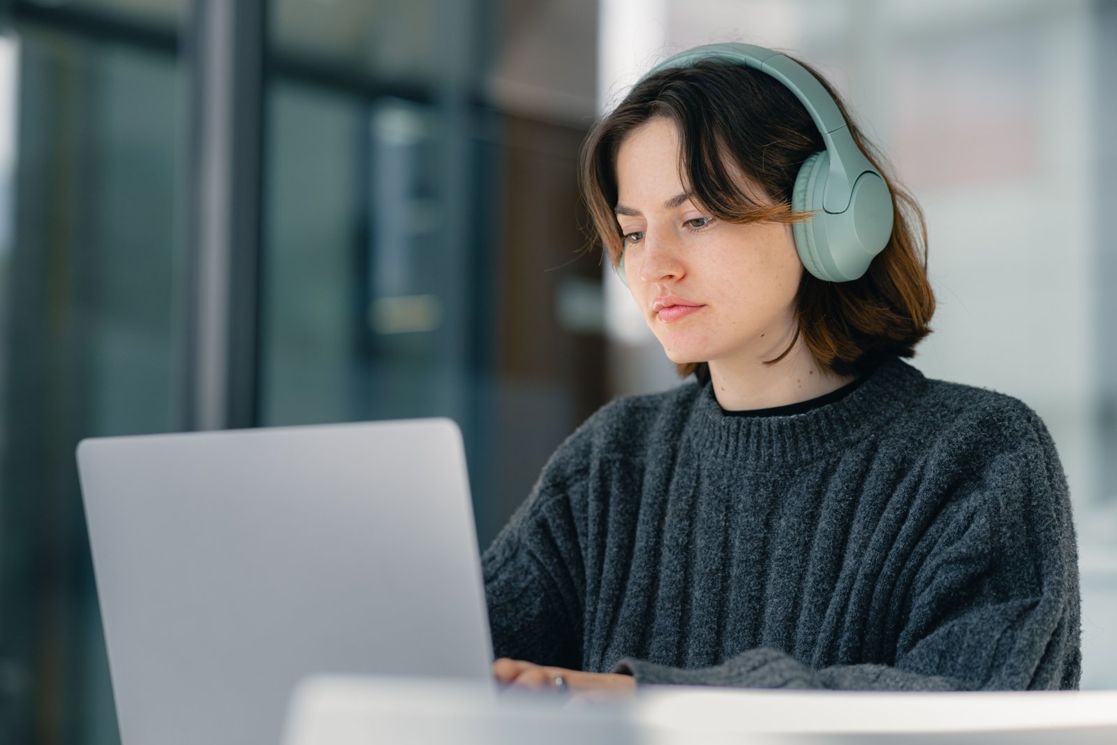 Student learning Finnish online through one-on-one tutoring